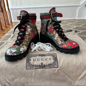 GUCCI Women’s GG Flora ankle boots size 39 (US9)